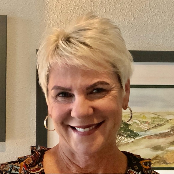 Meet your Posher, Vicki - Picture 1 of 2